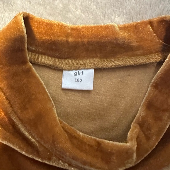 SHEIN Gold Velvet Kids Dress with Ruffled Shoulders - Picture 2 of 2